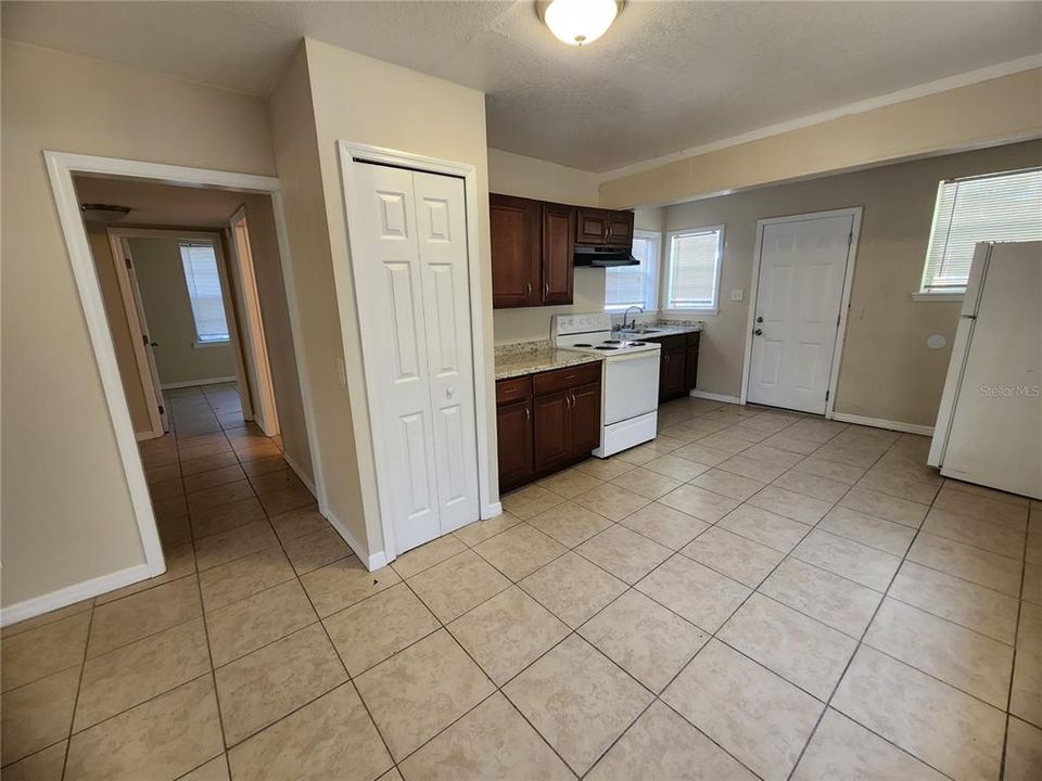 For Rent: $1,299 (3 beds, 1 baths, 1238 Square Feet)
