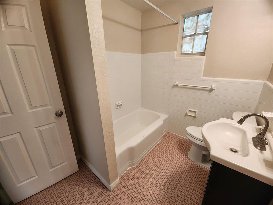For Rent: $1,299 (3 beds, 1 baths, 1238 Square Feet)