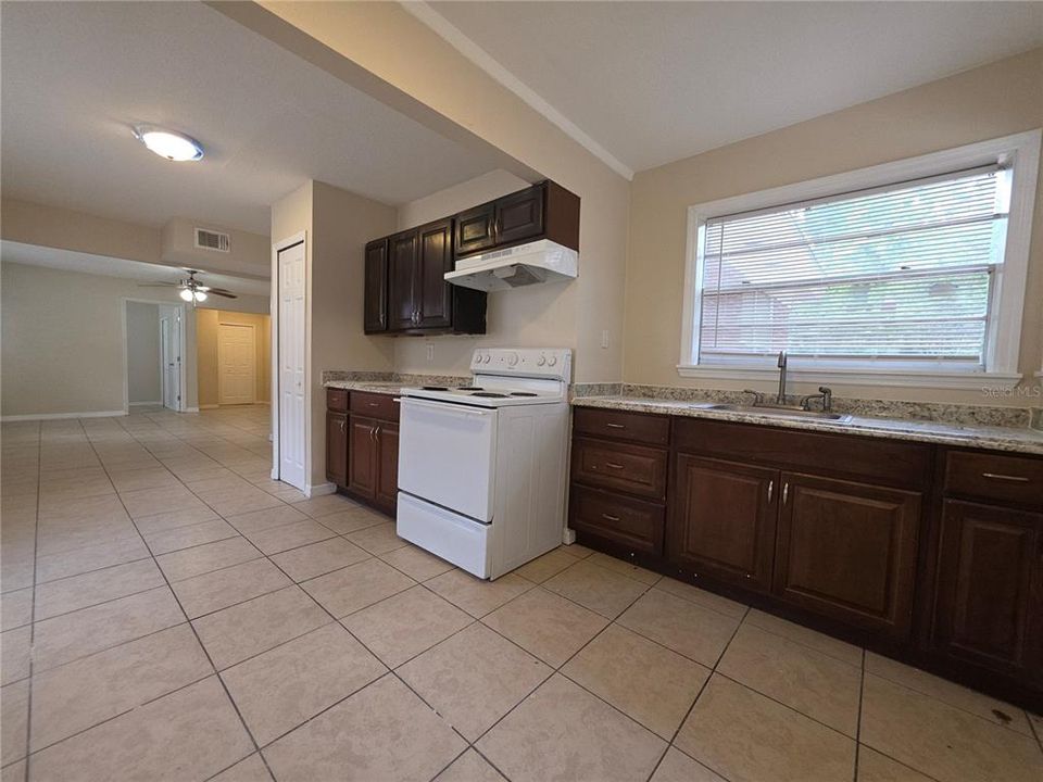For Rent: $1,299 (3 beds, 1 baths, 1238 Square Feet)