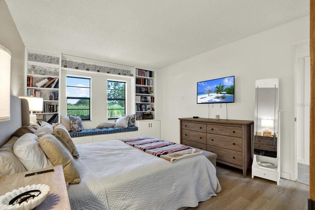 For Sale: $146,900 (2 beds, 2 baths, 930 Square Feet)