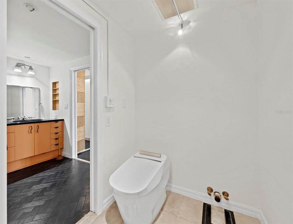 For Sale: $1,000,000 (2 beds, 2 baths, 1827 Square Feet)