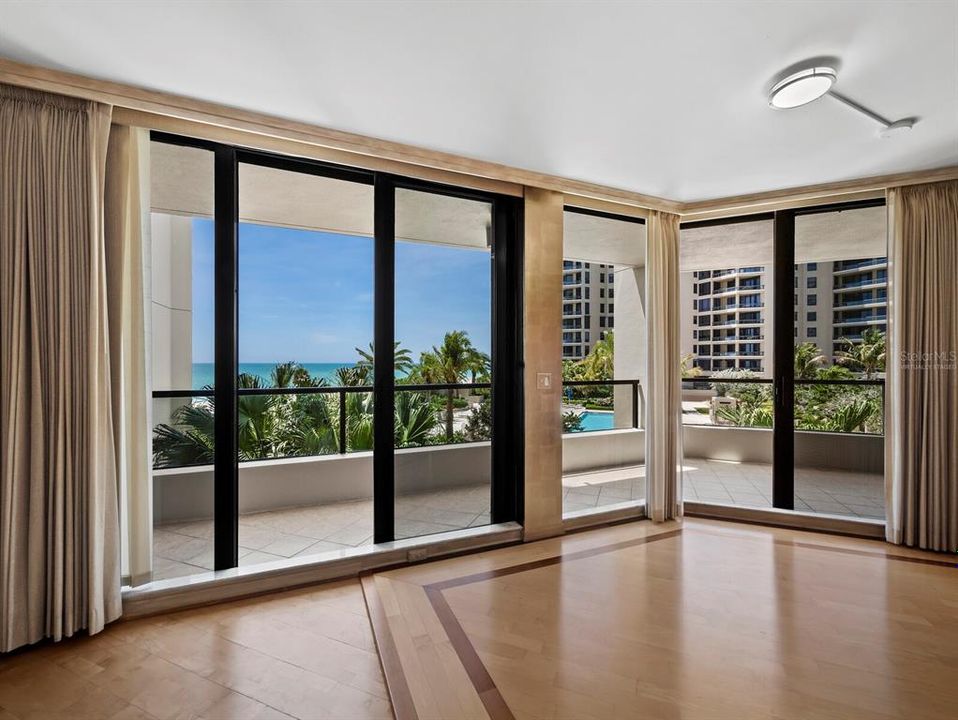 For Sale: $1,000,000 (2 beds, 2 baths, 1827 Square Feet)