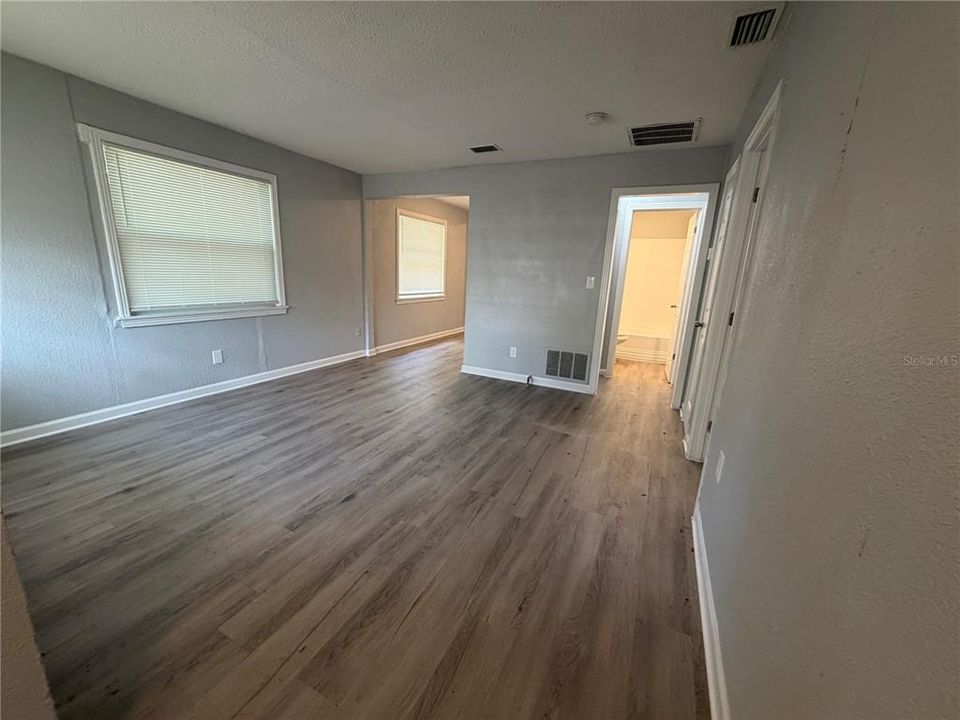 For Rent: $1,995 (4 beds, 1 baths, 927 Square Feet)