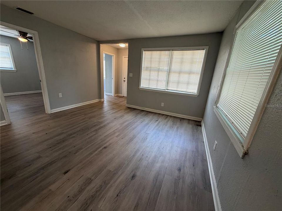 For Rent: $1,995 (4 beds, 1 baths, 927 Square Feet)