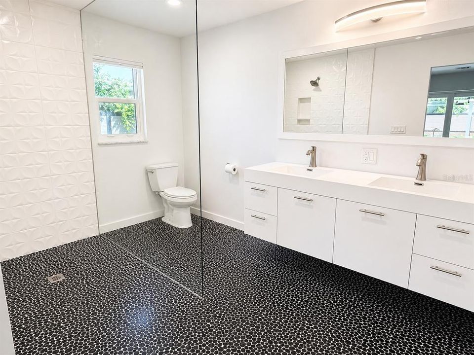 Active With Contract: $999,999 (4 beds, 2 baths, 1913 Square Feet)