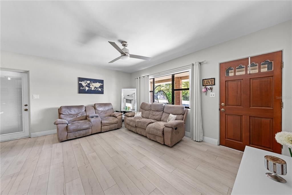 На продажу: $319,999 (3 спален, 1 ванн, 1512 Квадратных фут)
