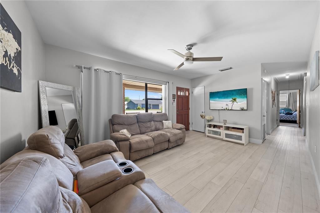 На продажу: $319,999 (3 спален, 1 ванн, 1512 Квадратных фут)
