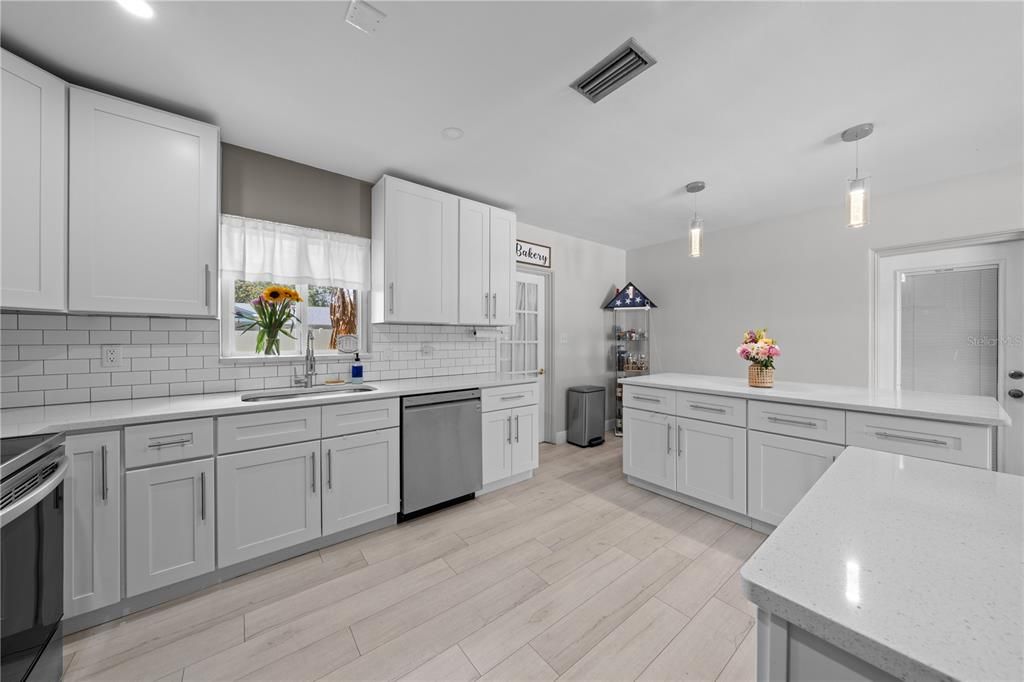 На продажу: $319,999 (3 спален, 1 ванн, 1512 Квадратных фут)