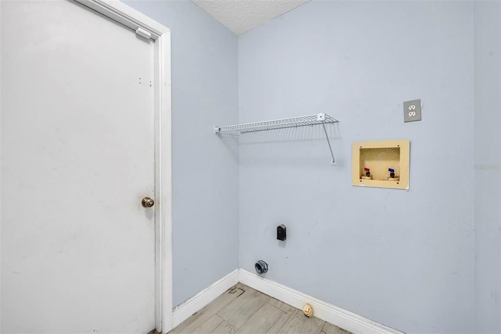 For Sale: $400,000 (3 beds, 2 baths, 1589 Square Feet)