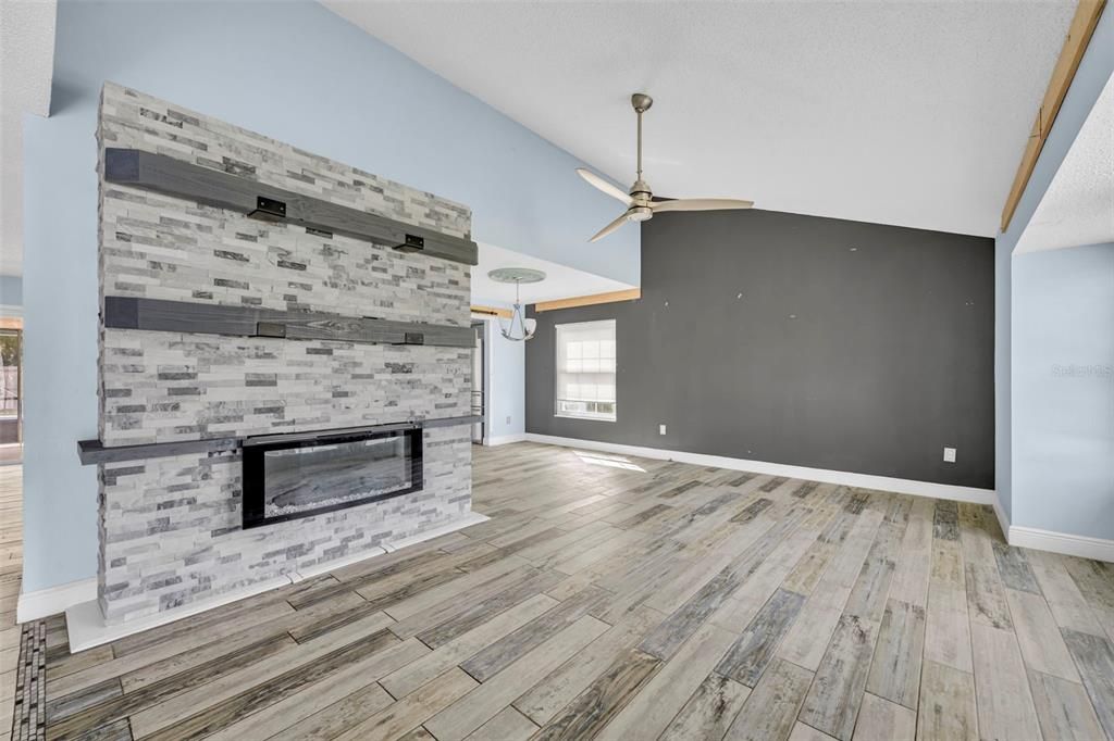 For Sale: $400,000 (3 beds, 2 baths, 1589 Square Feet)