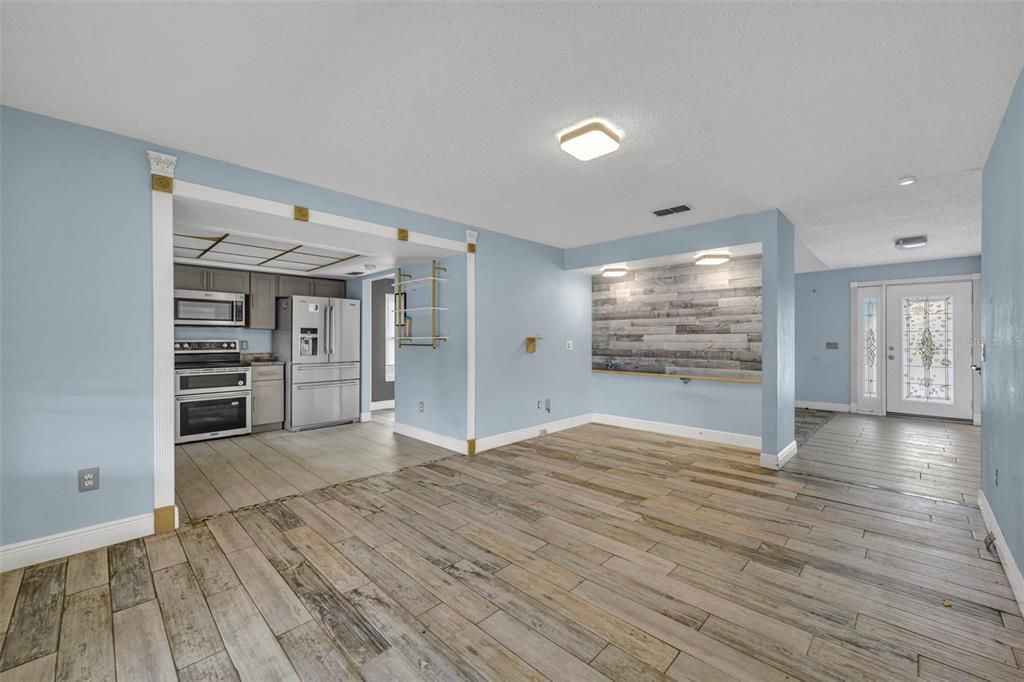 For Sale: $400,000 (3 beds, 2 baths, 1589 Square Feet)