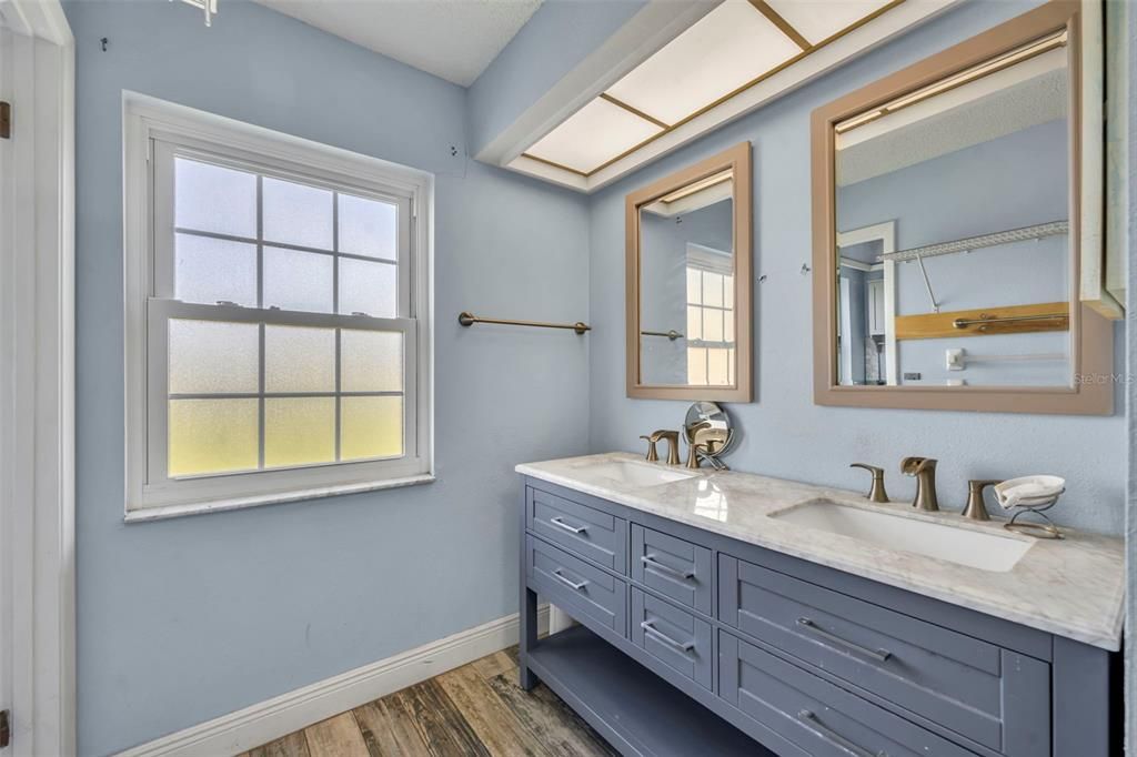 For Sale: $400,000 (3 beds, 2 baths, 1589 Square Feet)