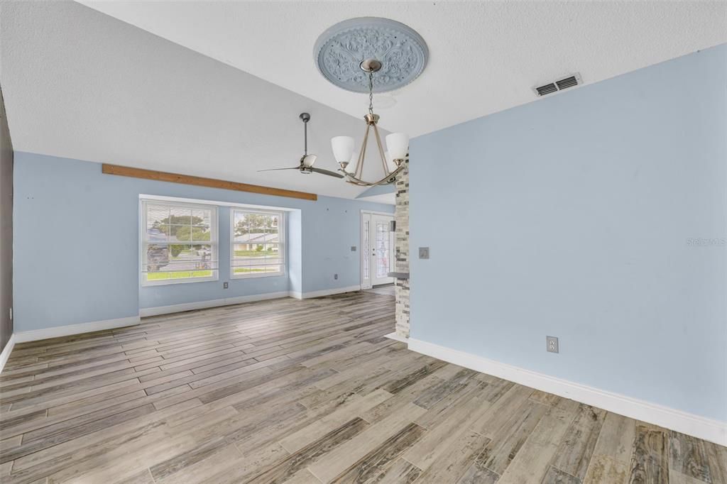 For Sale: $400,000 (3 beds, 2 baths, 1589 Square Feet)