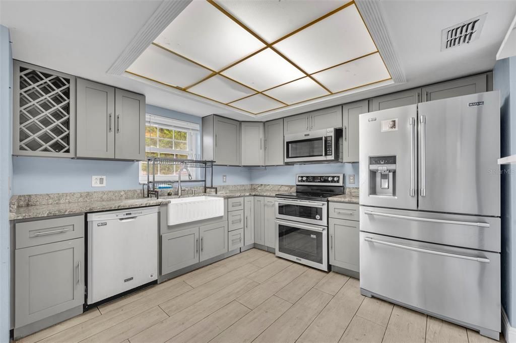 For Sale: $400,000 (3 beds, 2 baths, 1589 Square Feet)