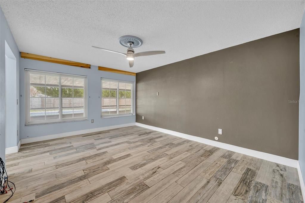 For Sale: $400,000 (3 beds, 2 baths, 1589 Square Feet)