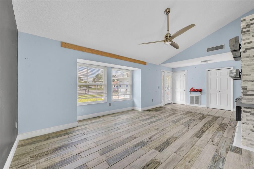 For Sale: $400,000 (3 beds, 2 baths, 1589 Square Feet)