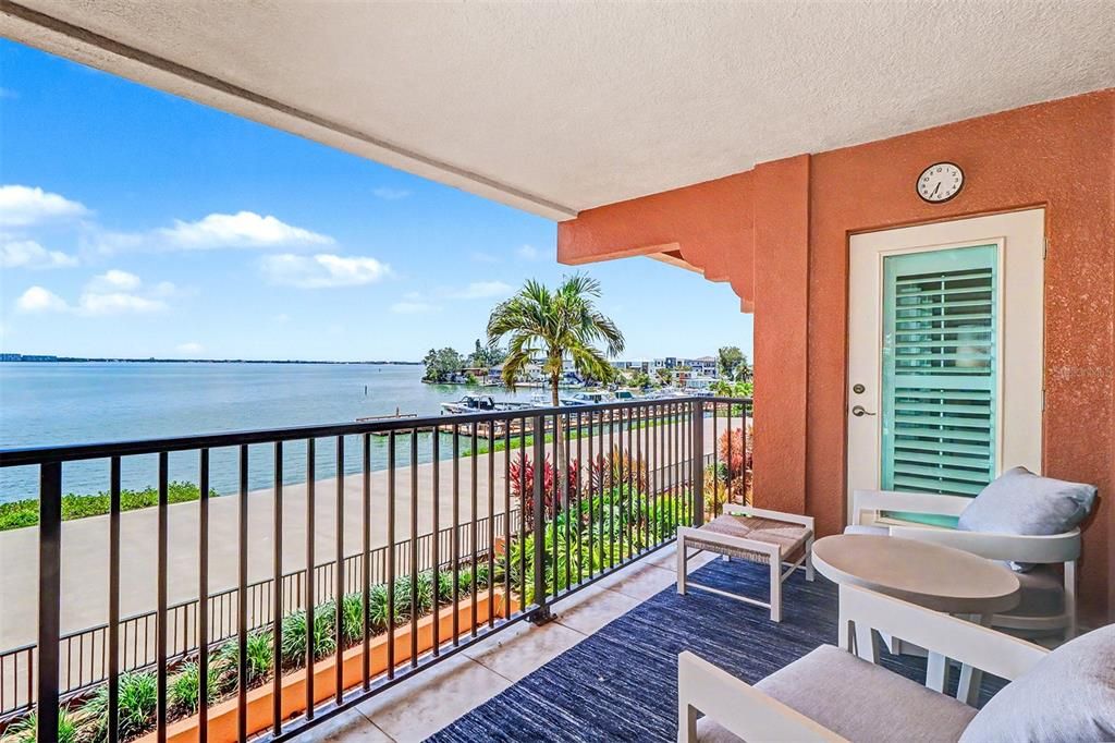For Sale: $1,900,000 (3 beds, 3 baths, 2370 Square Feet)