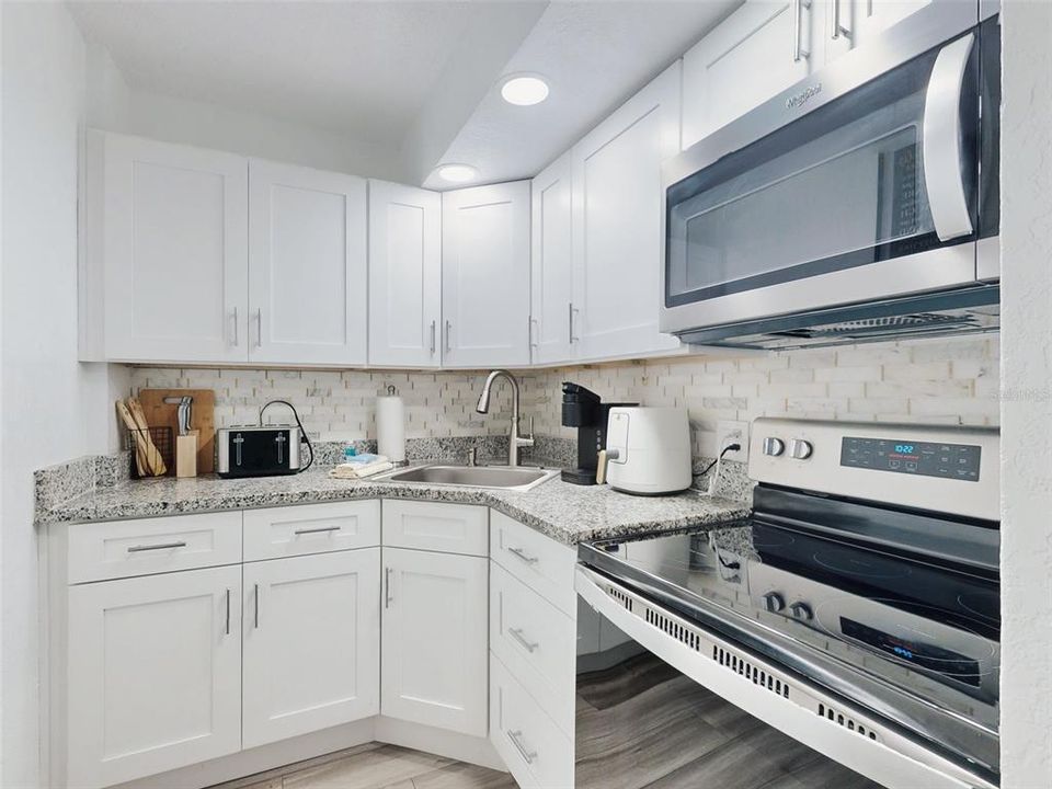 For Sale: $159,000 (2 beds, 1 baths, 733 Square Feet)