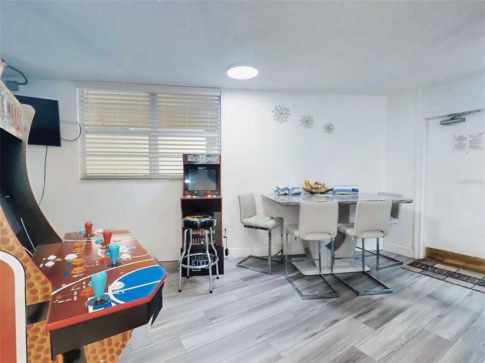 For Sale: $159,000 (2 beds, 1 baths, 733 Square Feet)
