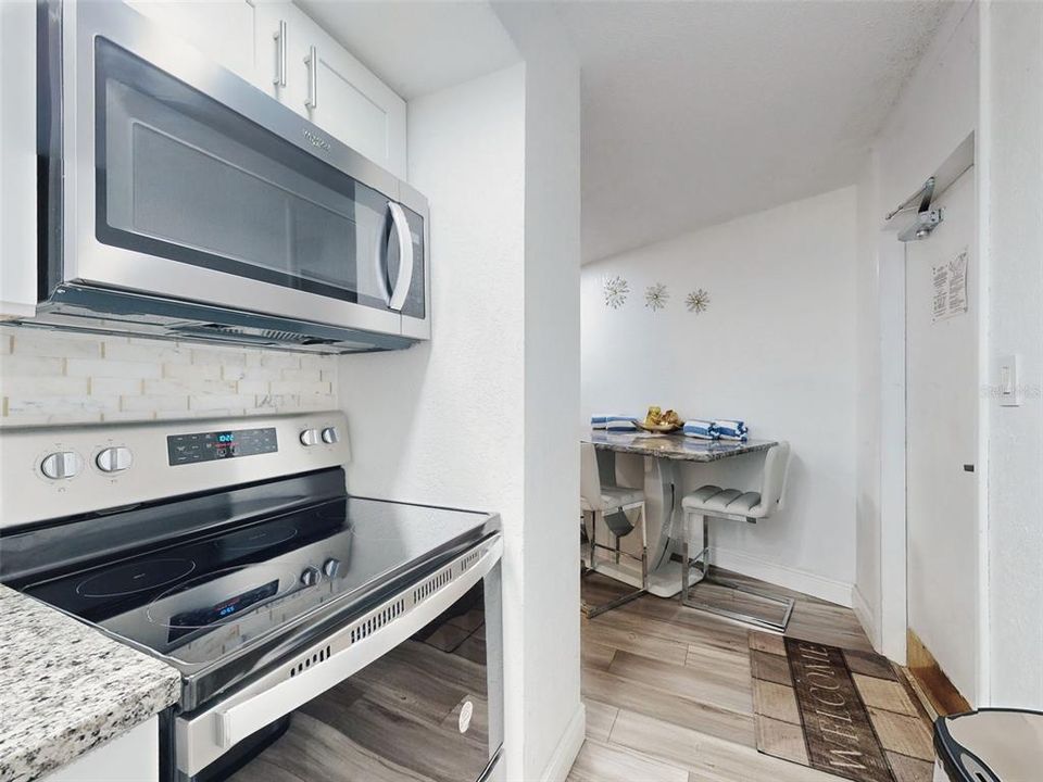 For Sale: $159,000 (2 beds, 1 baths, 733 Square Feet)