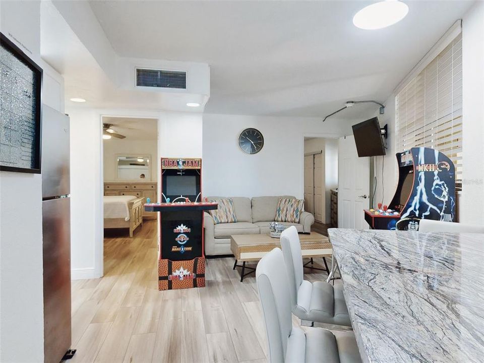 For Sale: $159,000 (2 beds, 1 baths, 733 Square Feet)