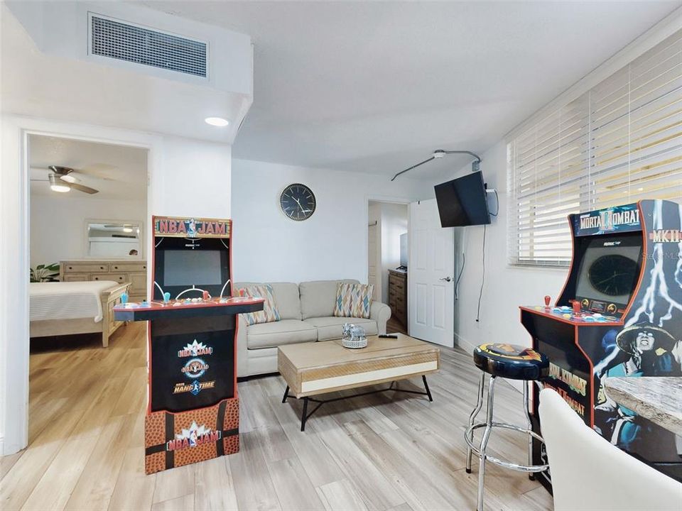 For Sale: $159,000 (2 beds, 1 baths, 733 Square Feet)