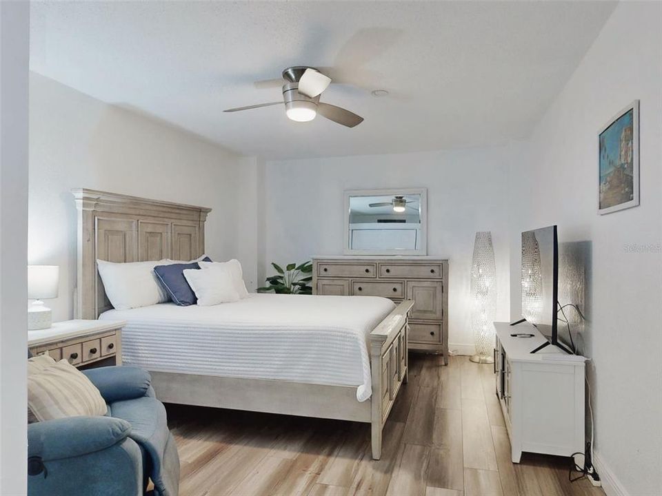 For Sale: $159,000 (2 beds, 1 baths, 733 Square Feet)