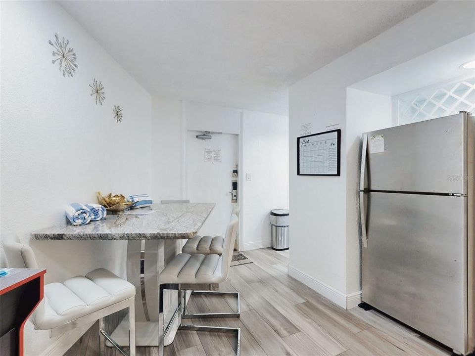 For Sale: $159,000 (2 beds, 1 baths, 733 Square Feet)