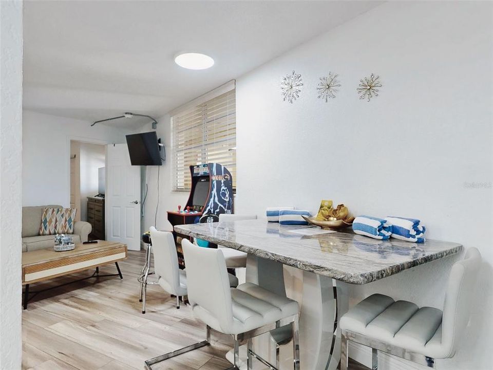 For Sale: $159,000 (2 beds, 1 baths, 733 Square Feet)