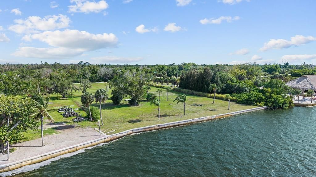 На продажу: $799,900 (1.84 acres)