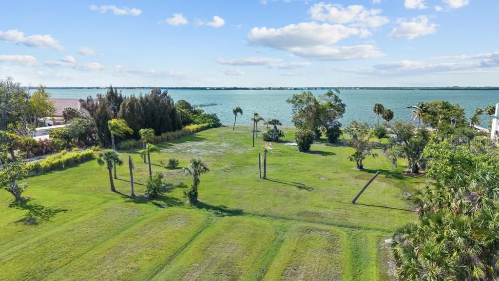 На продажу: $799,900 (1.84 acres)
