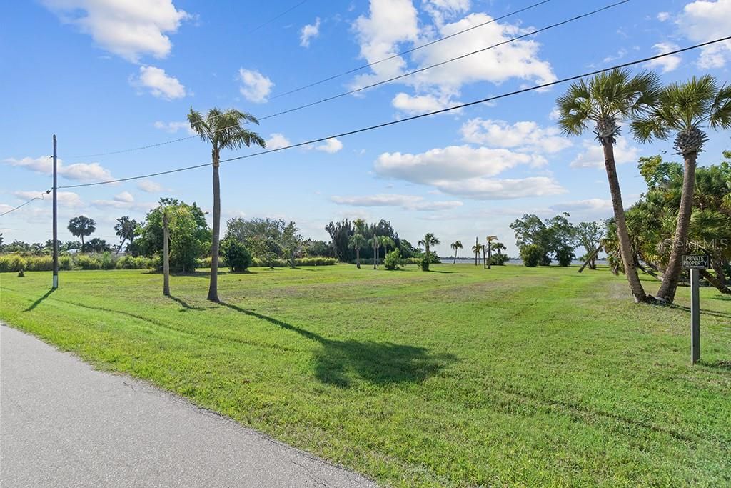 На продажу: $799,900 (1.84 acres)