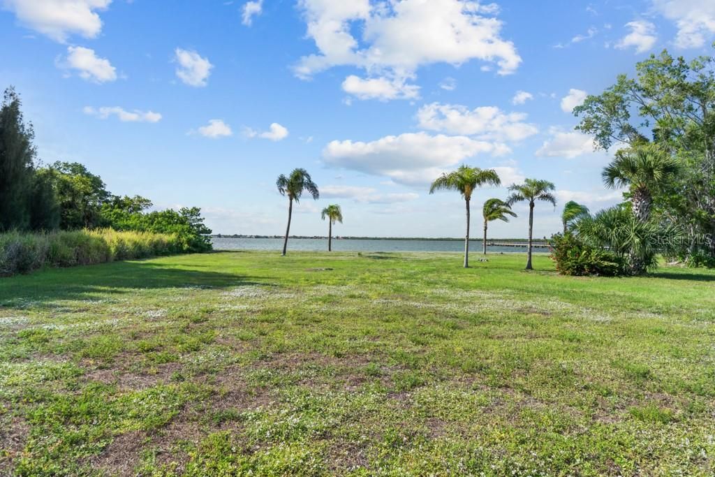 На продажу: $799,900 (1.84 acres)
