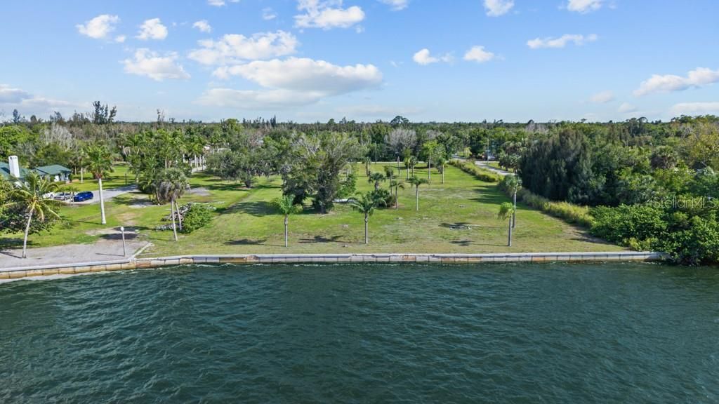На продажу: $799,900 (1.84 acres)