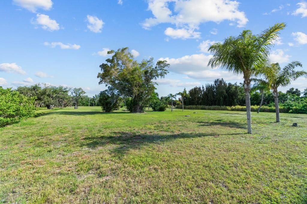 На продажу: $799,900 (1.84 acres)
