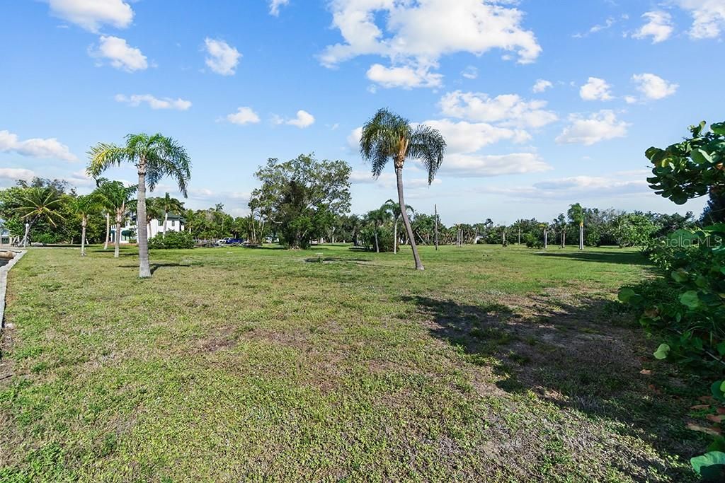 На продажу: $799,900 (1.84 acres)