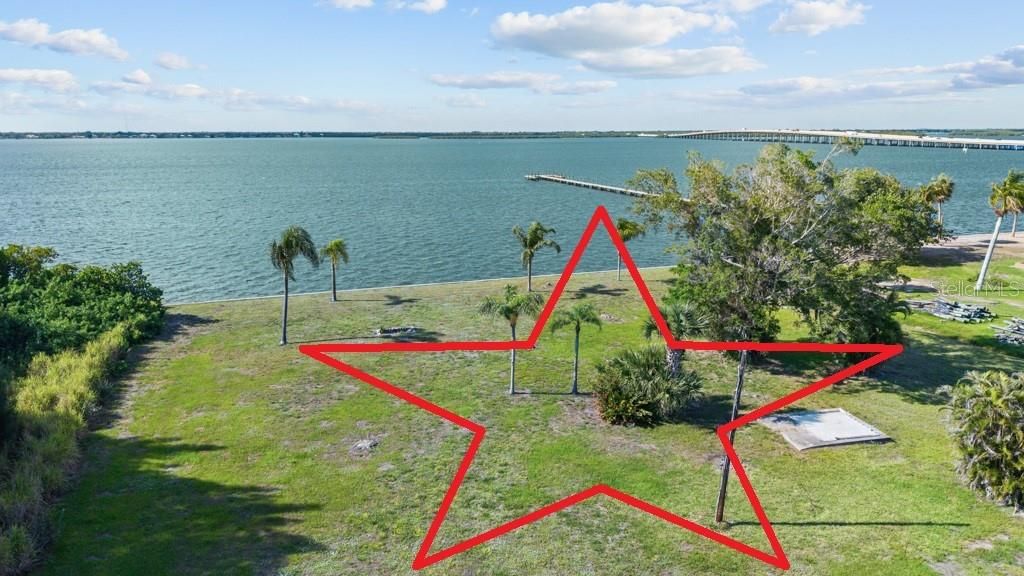 На продажу: $799,900 (1.84 acres)