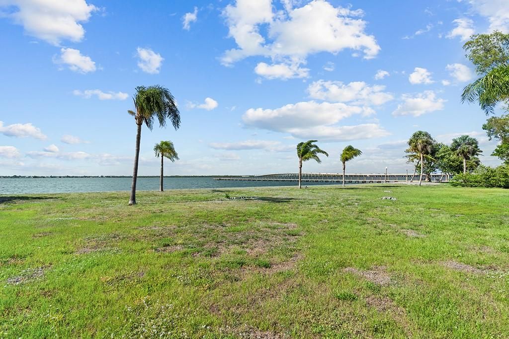 На продажу: $799,900 (1.84 acres)
