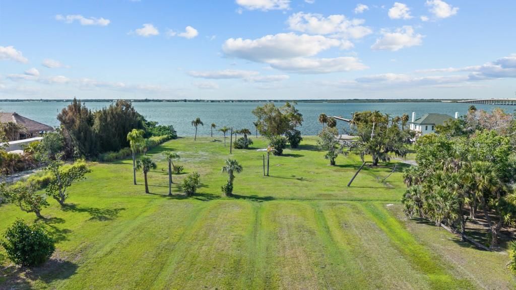 На продажу: $799,900 (1.84 acres)