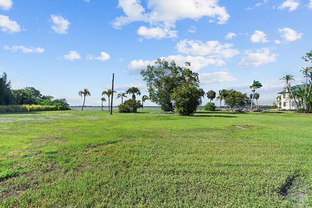 На продажу: $799,900 (1.84 acres)