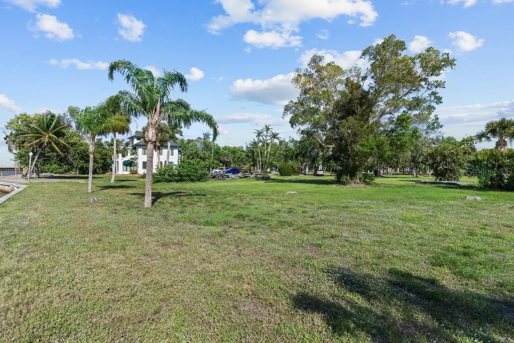 На продажу: $799,900 (1.84 acres)