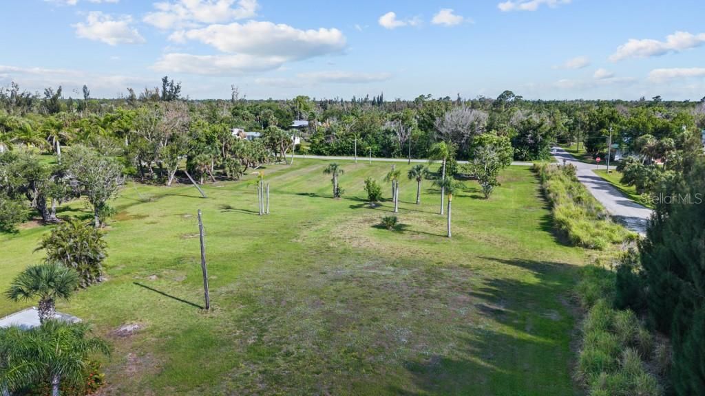 На продажу: $799,900 (1.84 acres)