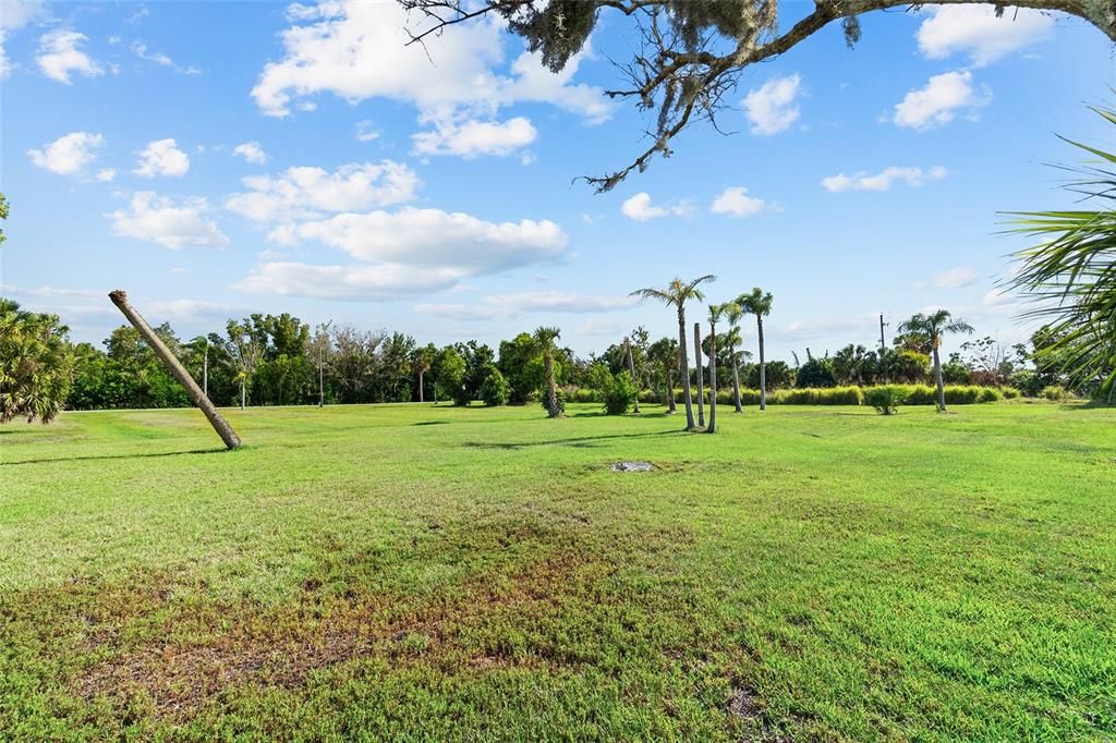 На продажу: $799,900 (1.84 acres)