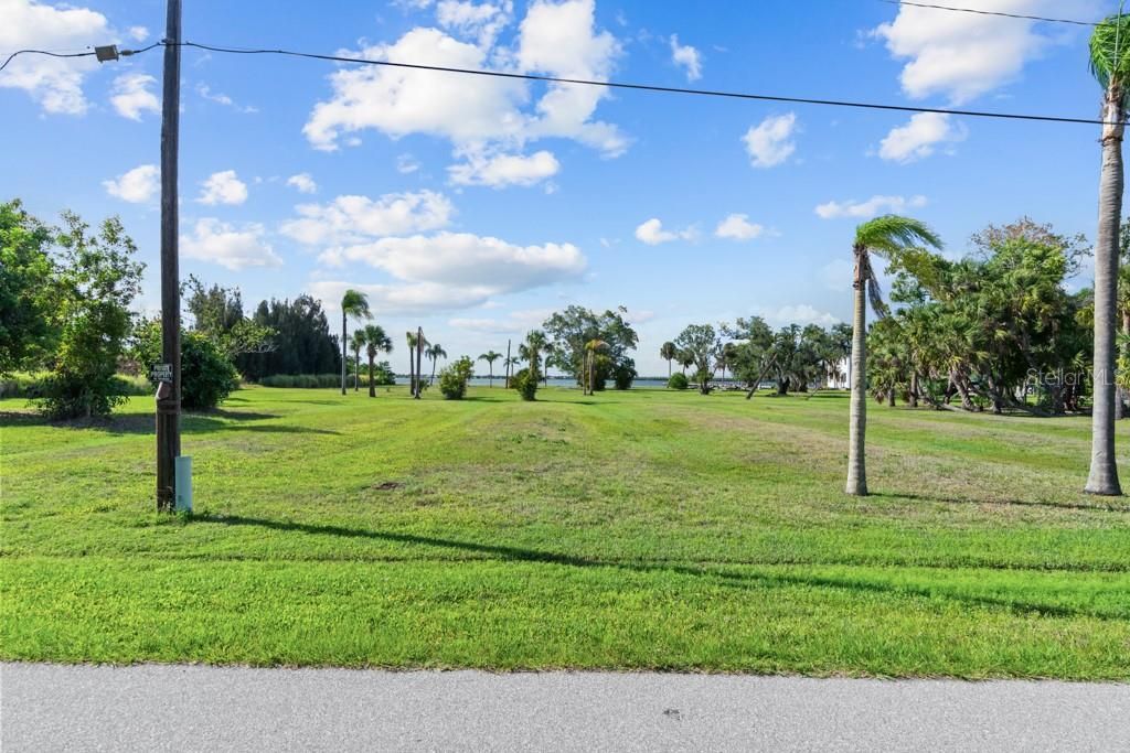 На продажу: $799,900 (1.84 acres)