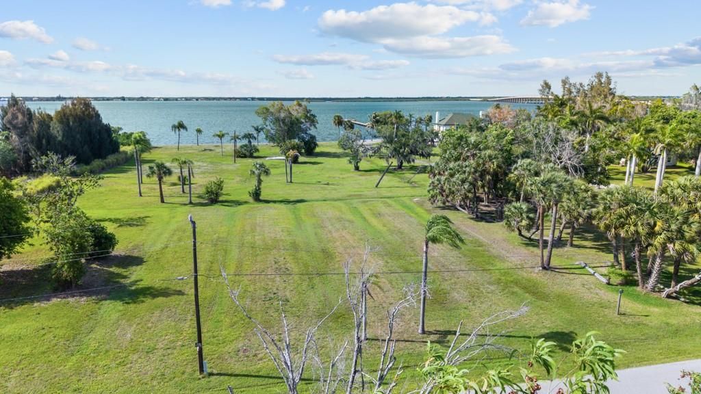 На продажу: $799,900 (1.84 acres)