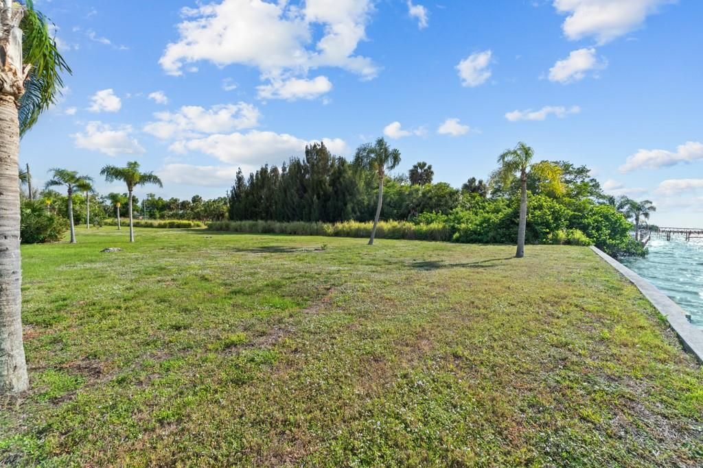 На продажу: $799,900 (1.84 acres)