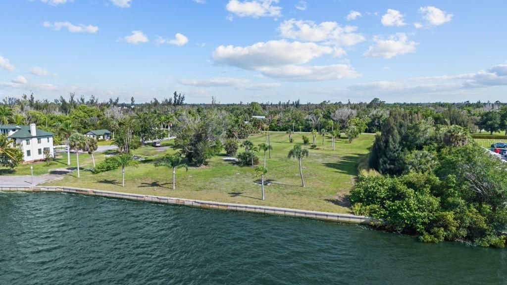На продажу: $799,900 (1.84 acres)