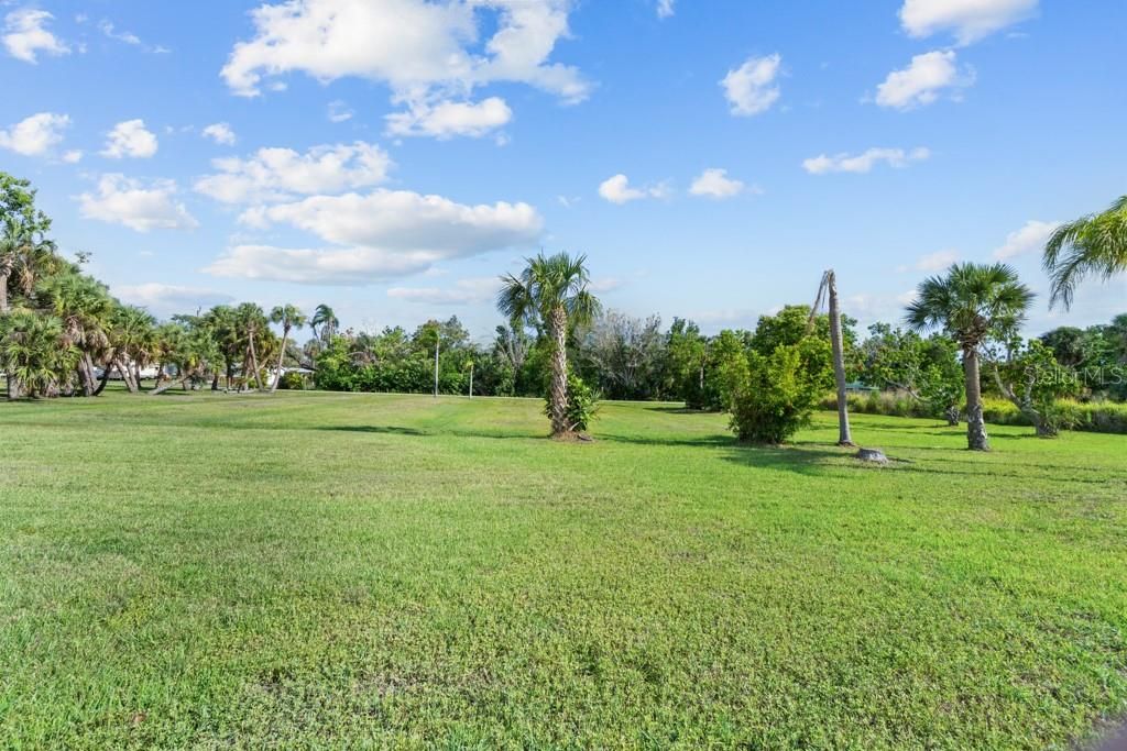 На продажу: $799,900 (1.84 acres)