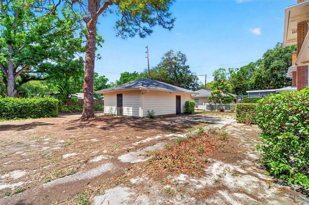 Activo con contrato: $695,000 (3 camas, 2 baños, 2347 Pies cuadrados)