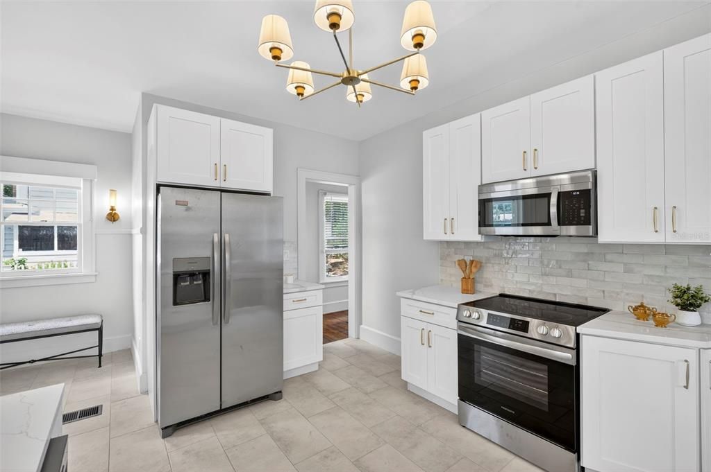 Activo con contrato: $695,000 (3 camas, 2 baños, 2347 Pies cuadrados)